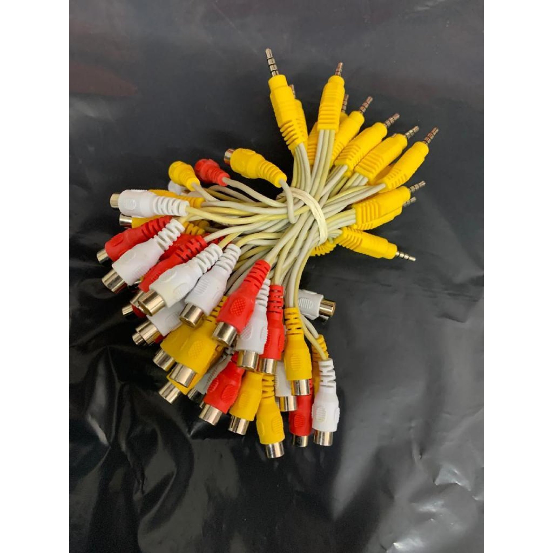 Cabo Adaptador P2 X 3 RCA Versátil para Conexões Múltiplas entre Dispositivos P2 e RCA